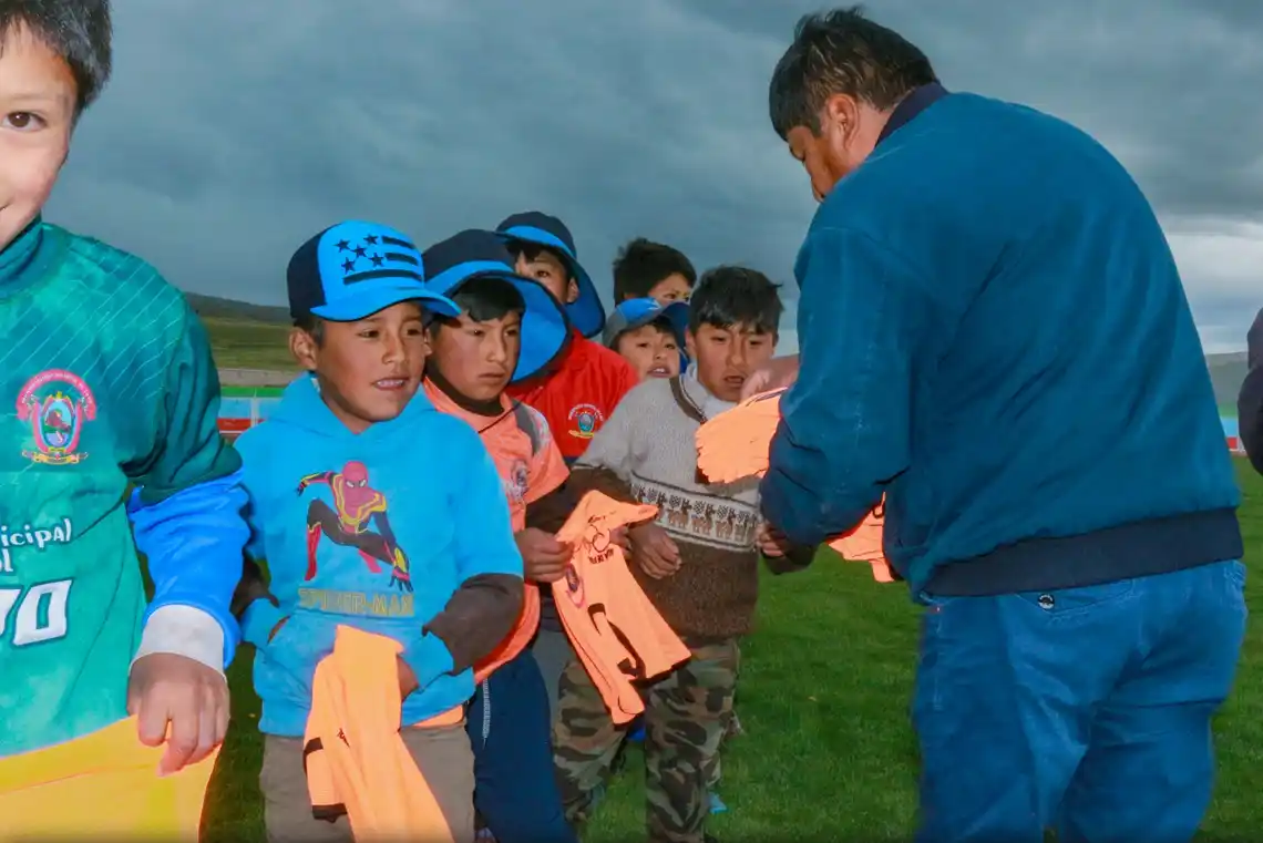 Entrega de uniformes deportivos a integrantes de la academia de futbol municipal