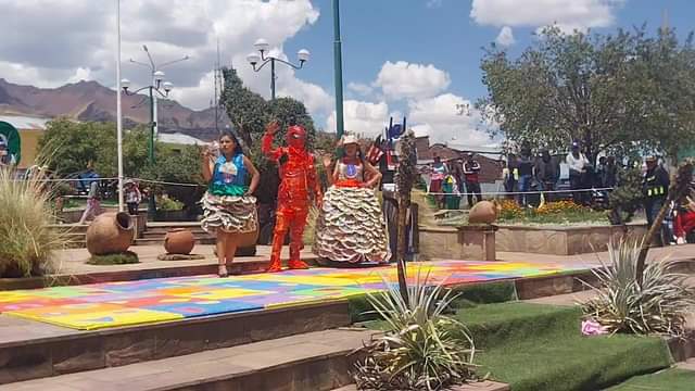 DESFILE DE MODA CON MATERIAL RECICLADO